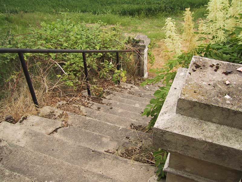 2003-06-22 landskrona - En sliten trappa i närheten av en herrgård i landskronas norra utmarker.