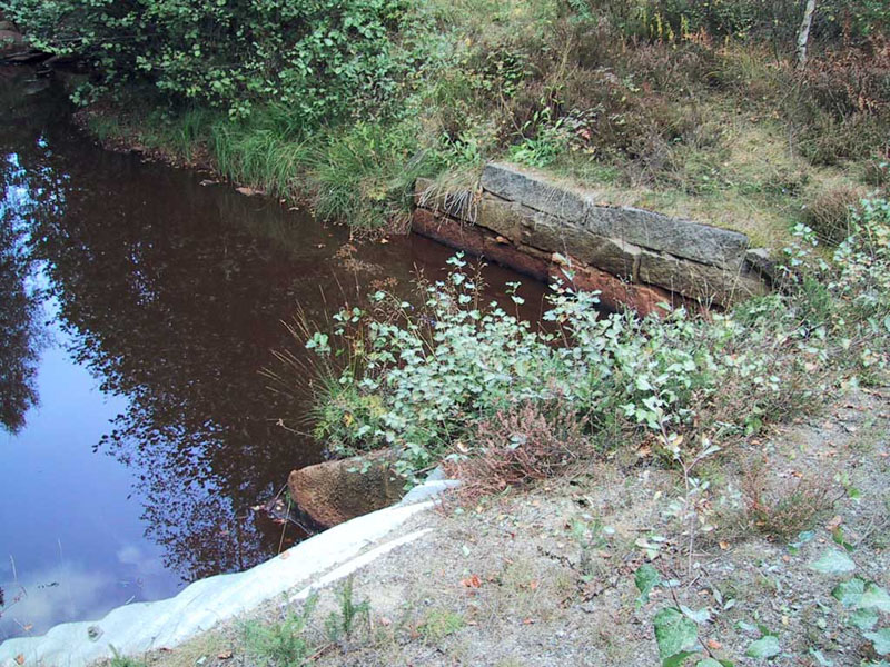 2002-09-20 lönsboda - Vid bron över bäcken väster om tomahult.