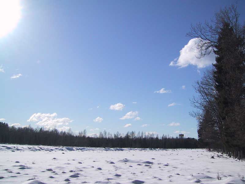 2005-02-26 lönsboda - Flyboda mosse med vattentornet i bakgrunden en klar vinterdag.
